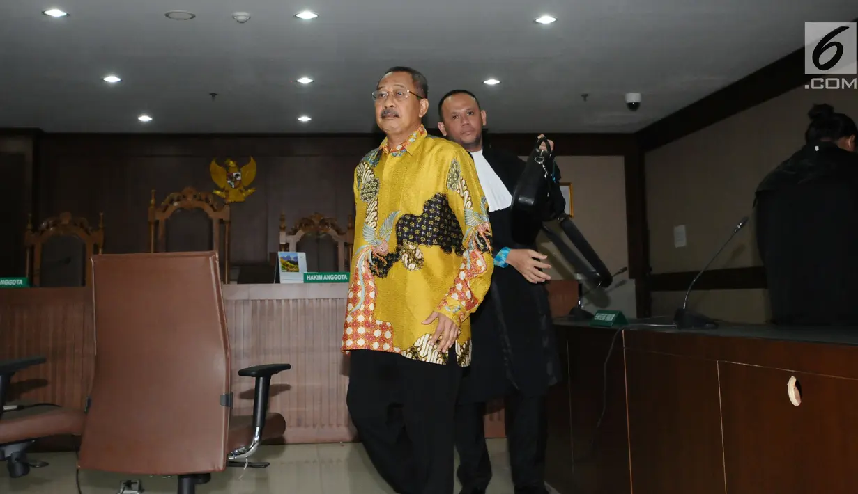 Ketua Pengadilan Tinggi Manado, Sudiwardono (kiri) usai mengikuti sidang di Pengadilan Tipikor, Jakarta, Rabu (28/2). Sudiwardono didakwa menerima suap dari Aditya A Moha untuk memengaruhi putusan banding. (Liputan6.com/Helmi Fithriansyah)