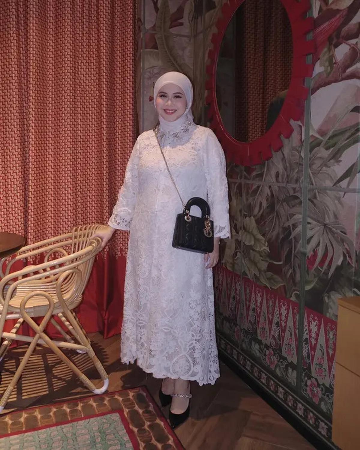 7 Model Gamis dan Setelan Hijab ala Kesha Ratuliu, Gaya Menawan untuk Ibu Muda
