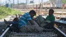 Imigran menunggu kereta ke Serbia di kota Gevgelija, wilayah perbatasan Macedonia-Yunani, Kamis (9/7/2015). Mereka menempuh ribuan kilometer agar dapat mengejar kereta api tujuan Serbia. (AFP PHOTO/Robert ATANASOVSKI)