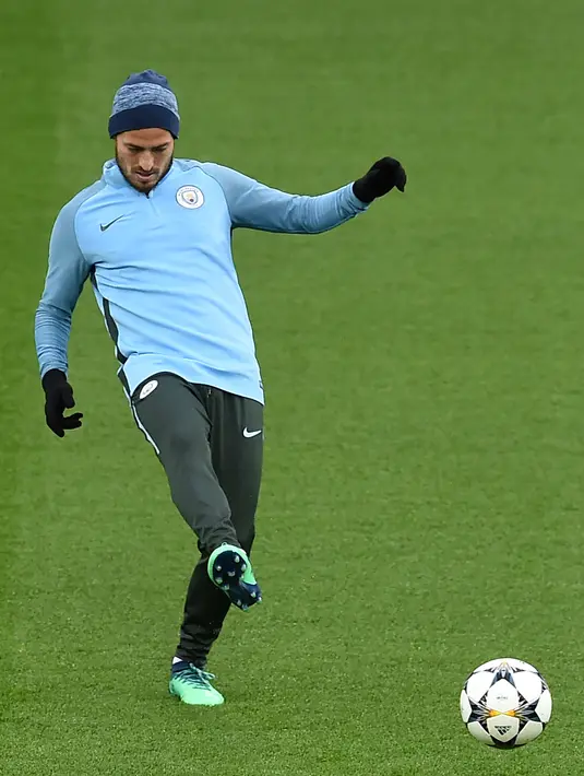 Gelandang Manchester City, David Silva menendang bola selama latihan jelang menghadapi Liverpool pada leg pertama perempatfinal Liga Champions di stadion Anfield di Liverpool, Inggris (3/4). (AFP Photo/Paul Ellis)
