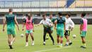 Pelatih Persib Bandung, Luis Milla, memberikan arahan kepada anak asuhnya saat sesi latihan di Stadion Gelora Bandung Lautan Api (GBLA), Bandung, Selasa (11/10/2022). (Bola.com/M Iqbal Ichsan)