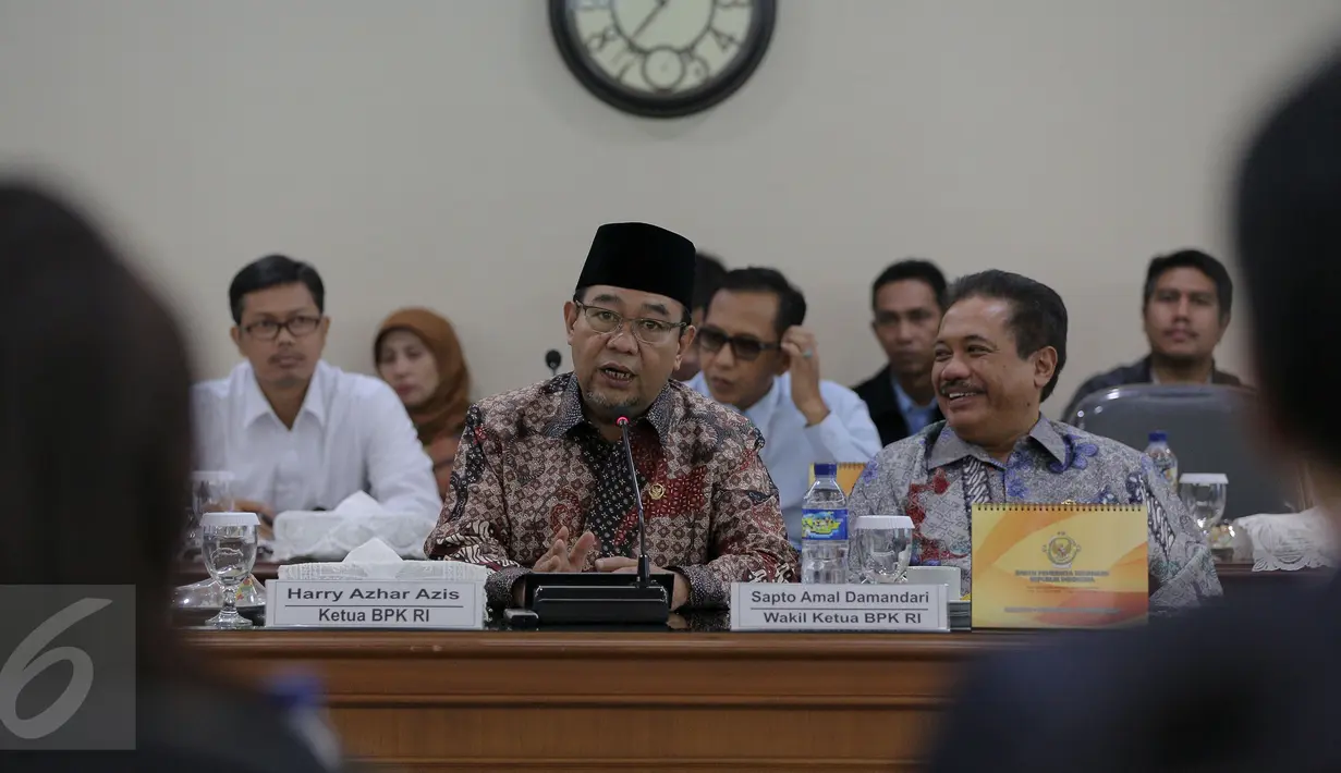 Ketua BPK RI Harry Azhar Aziz (tengah) saat menerima kunjungan pansus angket Pelindo II DPR RI di ruang rapat Gedung BPK, Jakarta, Senin (16/11). Pansus DPR RI meminta BPK mengaudit investigasi Pelindo II. (Liputan6.com/Faizal Fanani)