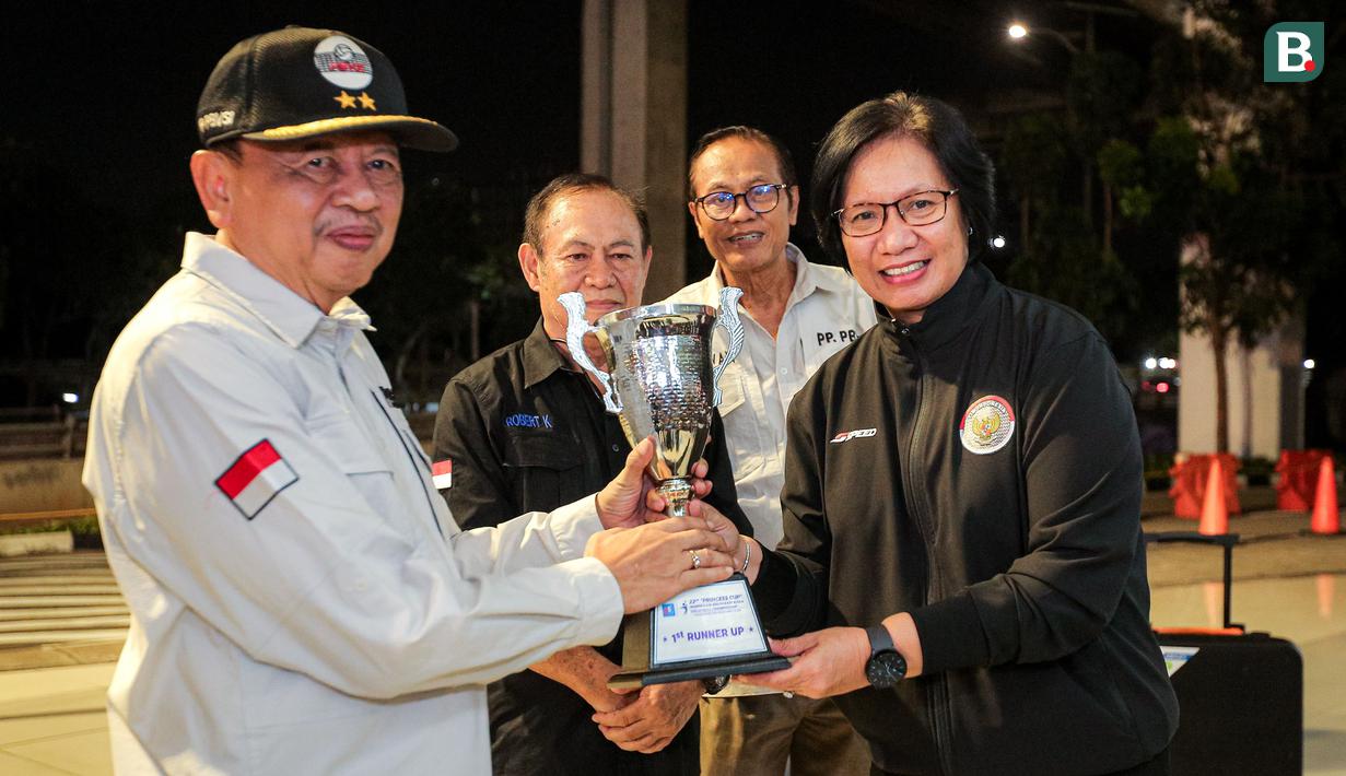 <p>Manajer Timnas voli putri Indonesia U-18, Ernita Pongky (kanan) dan Wakil Ketua Umum II PBVSI, Irjen Pol (Purn) Djoko Sardono berpose dengan trofi dalam acara penyambutan di Terminal 3 Bandara Soekarno Hatta, Tangerang, Jumat (14/6/2024) usai menempati peringkat kedua pada turnamen bola voli putri Princess Cup 2024. (Bola.com/Bagaskara Lazuardi)</p>