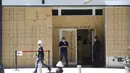Seorang staf menanti pelanggan di luar toko Sprint di Manhattan, New York, Amerika Serikat, Senin (8/6/2020). Usai menjalani karantina wilayah (lockdown) selama hampir tiga bulan, New York City memasuki fase pertama pembukaan kembali pada 8 Juni 2020. (Xinhua/Wang Ying)