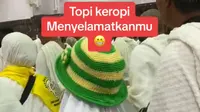 Topi keroppi jadi penyelamat jemaah haji Indonesia saat terpisah dari rombongan. (dok. tangkapan layar TikTok @fitriana.islamiyah/https://www.tiktok.com/@fitriana.islamiyah/video/7376308701495577861)