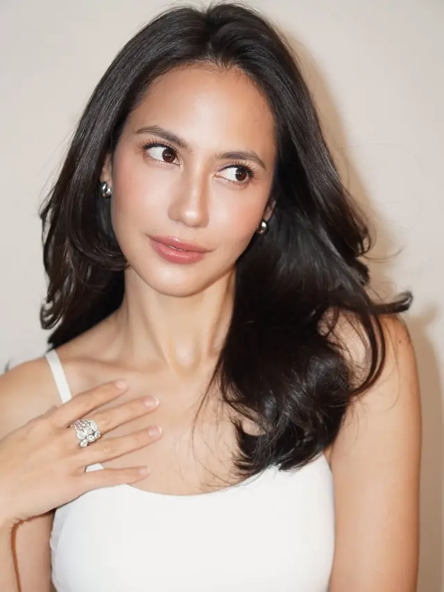 Pancarkan Kecantikan yang Tak Lekang oleh Waktu, Gaya Pevita Pearce Dipulas Makeup Natural Flawless yang Bikin Pangling