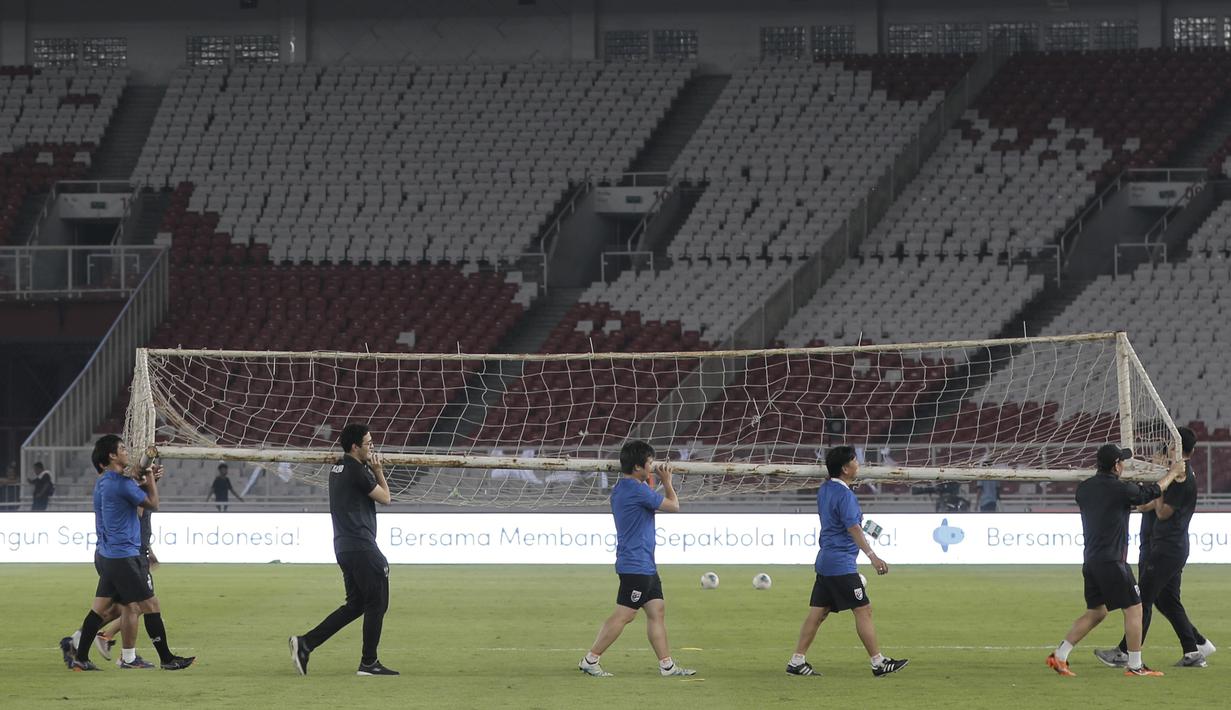 Staf pelatih Thailand menggotong gawang saat latihan jelang laga kualifikasi Piala Dunia 2022 di SUGBK, Jakarta, Senin (9/9). Thailand akan berhadapan dengan Indonesia. (Bola.com/M Iqbal Ichsan)
