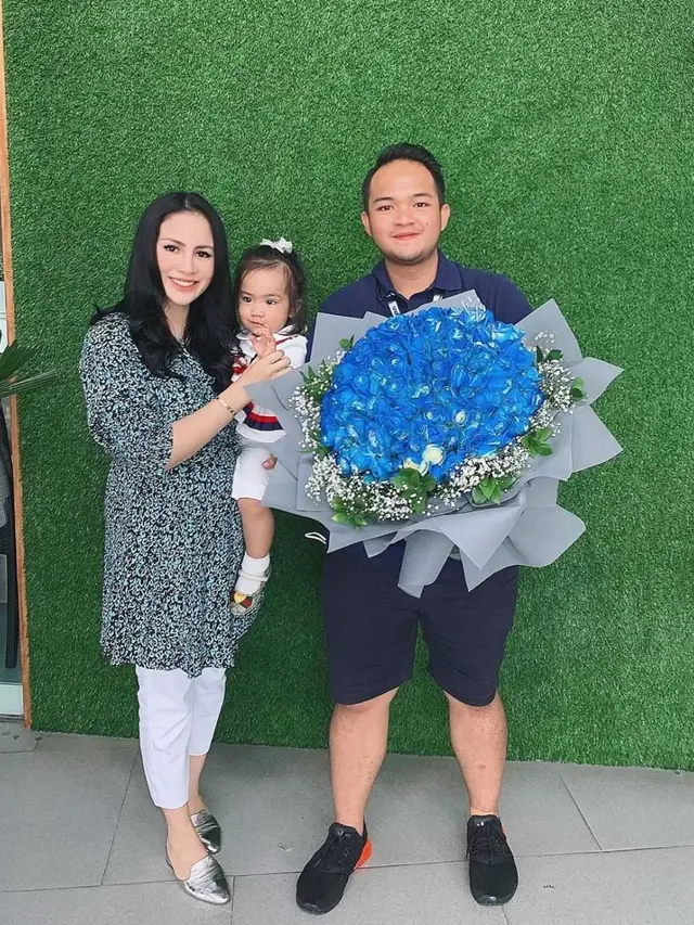 Jadi Hot Mama, Ini 6 Momen Momo Geisha saat Asuh Buah Hati
