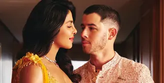 Pasutri Nick Jonas dan Priyanka Chopra juga tak ketinggalan terlihat di pernikahan Anant Ambani dan Radhika Merchant. Nick Jonas tampil menawan mengenakan Sherwani berwarna merah muda. [Foto: Instagram/priyankachopra]