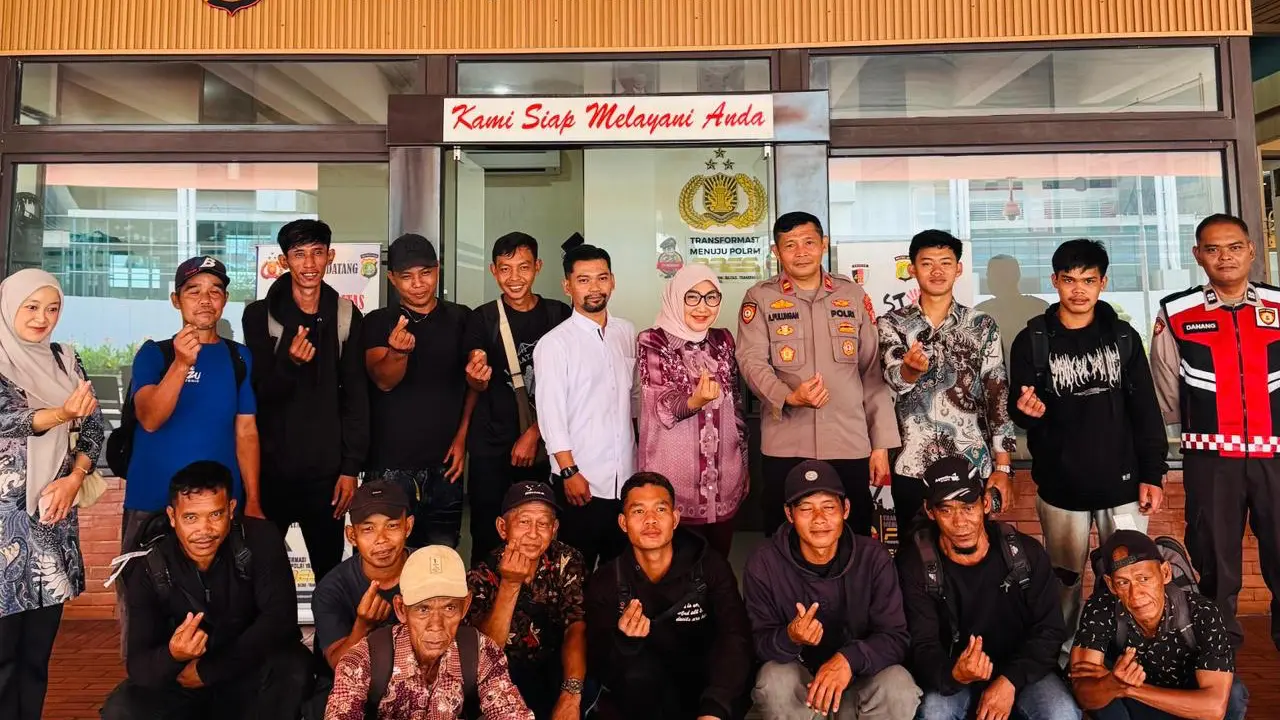 Anggota Komisi VI DPR RI, Imas Aan Ubudiyah, Bersama warga Garut dan Tasikmalaya yang menjadi korban penipuan perekrut pekerja sawit (Istimewa)
