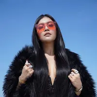 Sering dikritik, tampilan penyanyi ini semakin seksi dramatis. (Sumber foto: denadaindonesia/instagram)