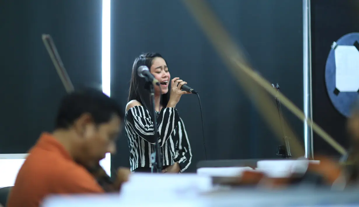 Lesti akan membawakan dua buah lagu secara midley. "Aku akan bawain dua lagu, medley. Yang jelas nanti akan bawain lagu-lagu Dede Lesti sendiri sih," kata Lesti saat dihubungi Bintang.com (4/1). (Adrian Putra/Bintang.com)