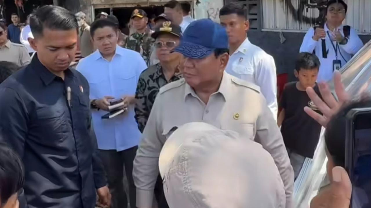 Prabowo Kunjungi Warga Terdampak Banjir Bali dan Anjing Penyelamat Tuannya