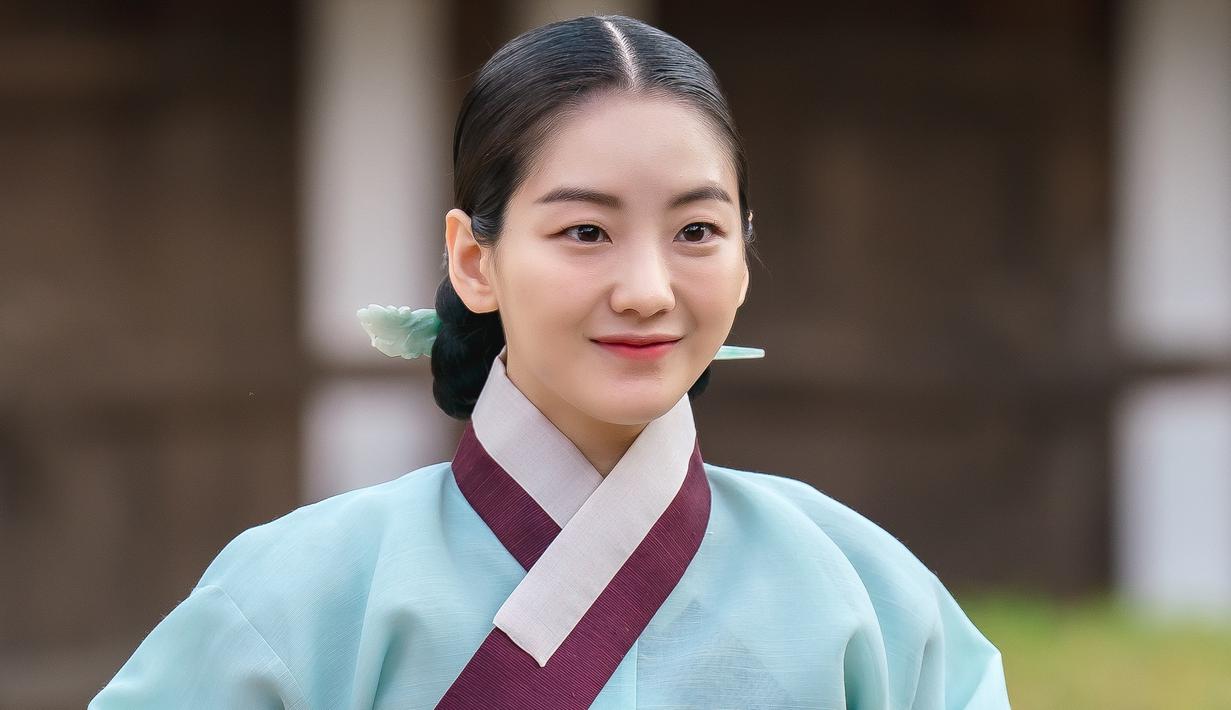 <p>Cho Yi Hyun berperan sebagai Jung Soon Deok, menantu kedua dari keluarga wakil perdana menteri pertama yang menjalani kehidupan ganda sebagai Ny. Yeo Joo, mak comblang terbaik di Kota Hanyang. (Foto: Instagram/ KBS2)</p>