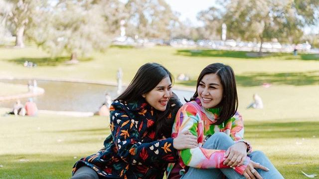 7 Potret Kompak Nisya Ahmad dan Syahnaz, Sibling Goals Banget