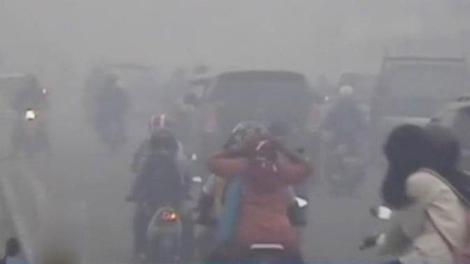 Lantaran pekatnya kabut asap, Bandara Sultan Thaha, Jambi lumpuh siang tadi.