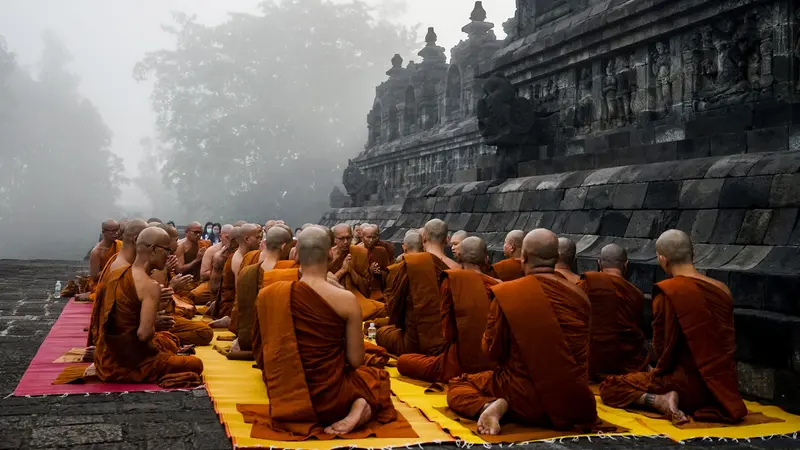 Sambut Waisak, Para Biksu Ziarah ke Candi Borobudur