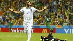 Selebrasi pemain Yunani, Andreas Samaris, usai mencetak gol ke gawang Pantai Gading di laga penutup penyisihan Piala Dunia 2014 Grup C di Stadion Castelao, Fortaleza, Brasil, (25/6/2014). (REUTERS/Marcelo Del Pozo)