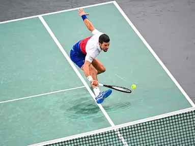 Petenis Serbia Novak Djokovic mengembalikan bola dalam pertandingan tenis perempat final tunggal putra ATP Paris Masters melawan Taylor Fritz  di Paris, Jumat (5/11/2021). (AFP/Christophe Archambault)