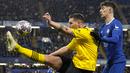 Pemain Chelsea, Kai Havertz, berebut bola dengan pemain Borussia Dortmund, Niklas Suele, pada leg kedua 16 besar Liga Champions di Stadion Stamford Bridge, Rabu (8/3/2023). (AP Photo/Alastair Grant)