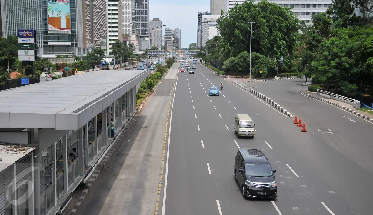 Kendaraan berlalu-lalang melintas di sepanjang Jalan Sudirman-Thamrin, Jakarta, Kamis (24/12). Suasana libur panjang yang dimulai hari ini hingga beberapa hari kedepan membuat sejumlah ruas jalan di Jakarta lengang. (Liputan6.com/Gempur M Surya)
