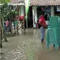 Hajatan resepsi pernikahan di halaman rumah Paijo, warga Dusun Sumber Rejo Desa Glundengan, Kecamatan Wuluhan Kabupaten Jember Jawa Timur, mendadak bubar. (Liputan6.com/Dian Kurniawan)