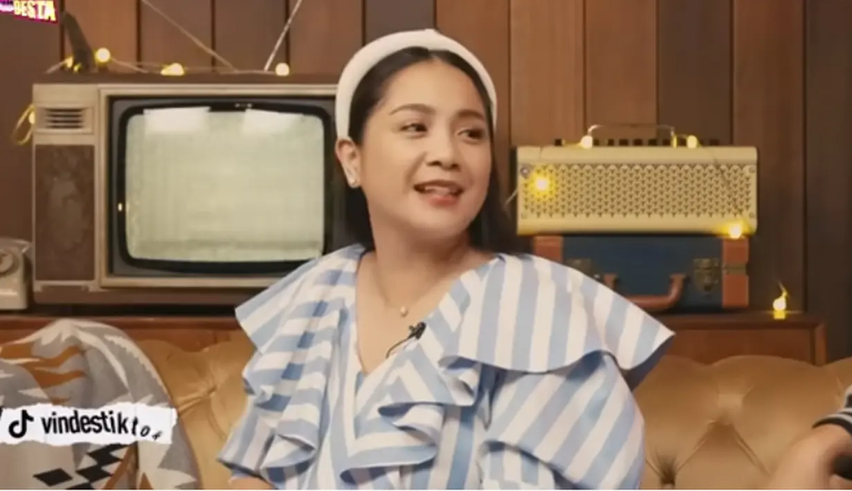 Desta menceritakan saat siaran bersama dengan Nagita Slavina. Saat itu, Desta mengaku seluruh ruangannya menjadi wangi. Selain cantik, baik dan kaya, menurut Desta istri Raffi Ahmad itu juga sangat wangi. [Youtube/VINDES]