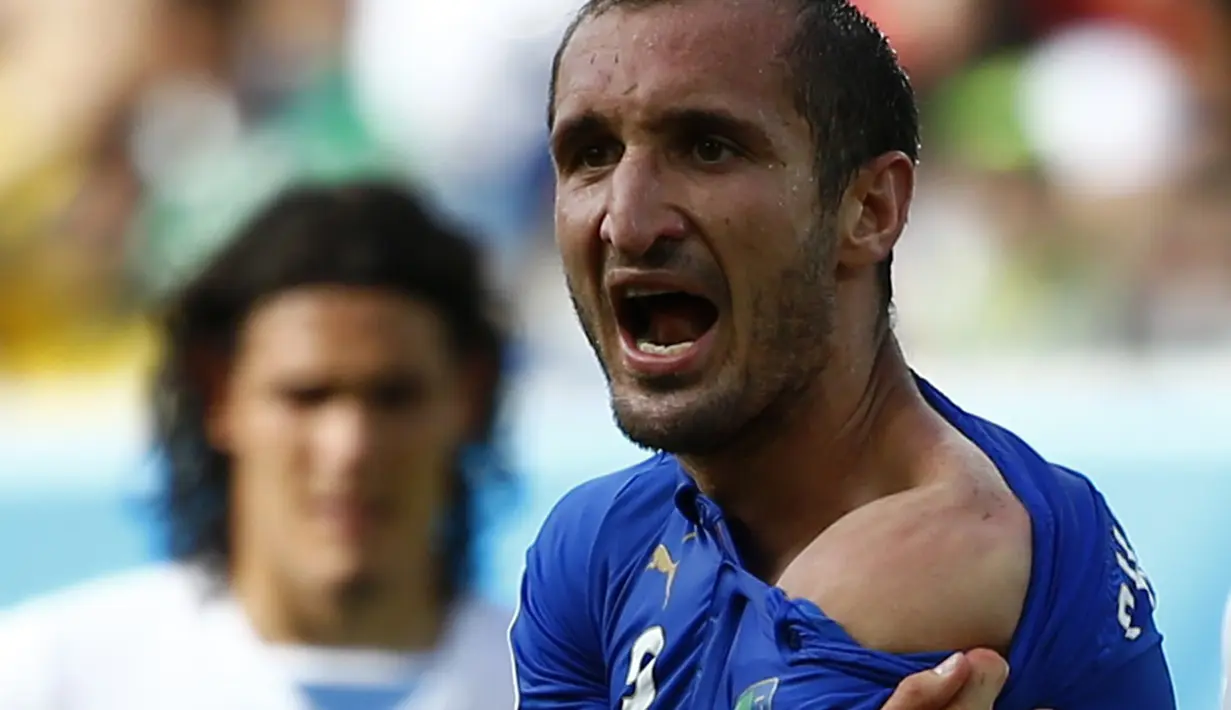 Bek Italia Giorgio Chiellini menunjukkan bahu yang diakuinya digigit pemain Uruguay Luis Suarez, Brasil,  Selasa (24/6/14). (REUTERS/Tony Gentile)