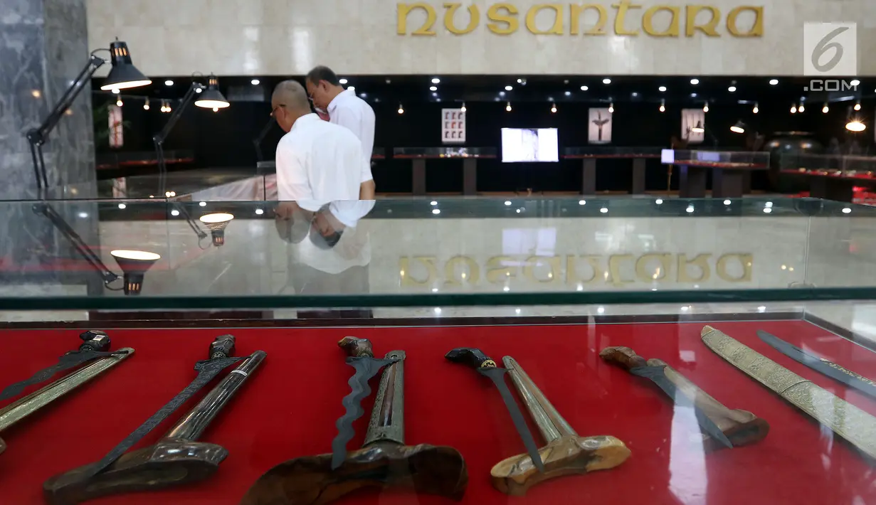 Deretan koleksi keris saat Pameran Keris Madura di Gedung Nusantara, Kompleks Parlemen Senayan, Jakarta, Kamis (21/3/2019). Perhelatan pameran ratusan keris itu untuk mengajak masyarakat mencintai seni dan budaya nusantara. (Liputan6.com/Johan Tallo)