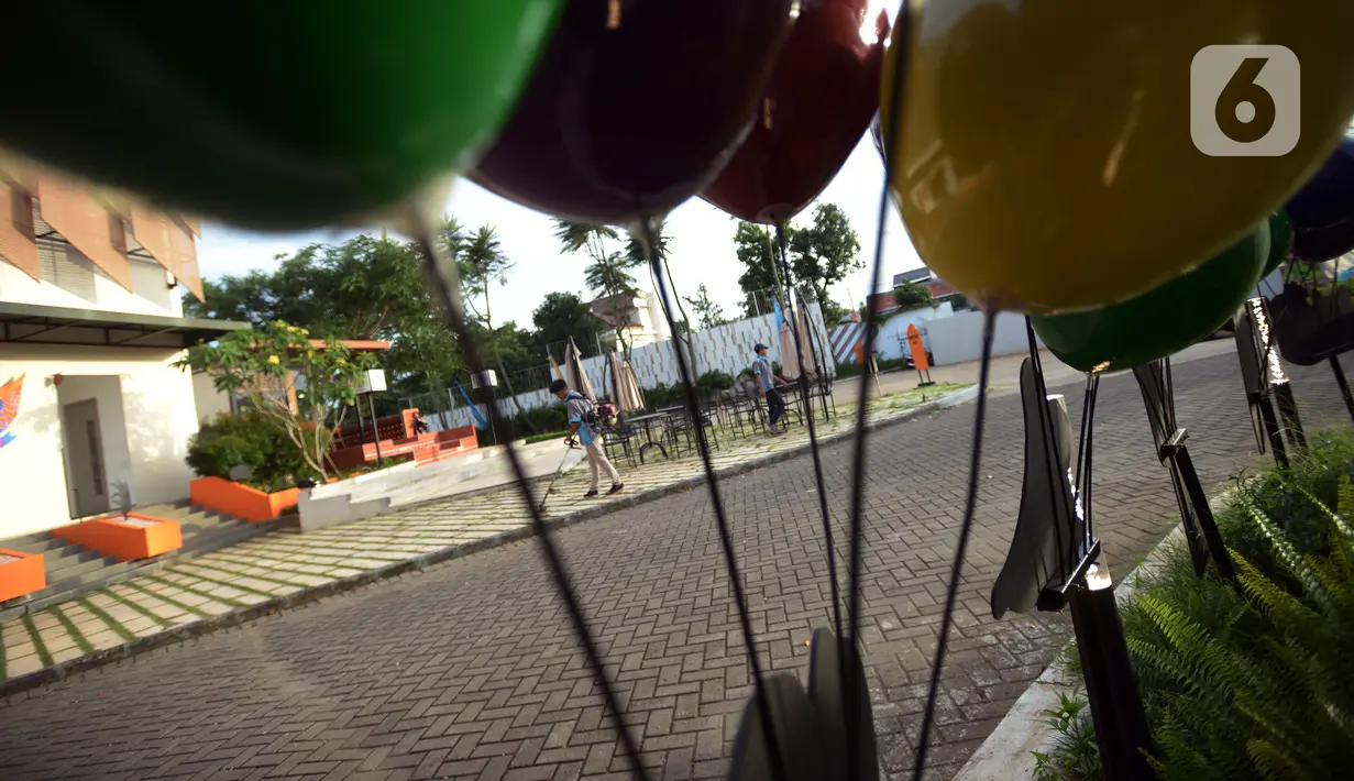 Pekerja membersihkan area Synthesis Huis, Jakarta, Selasa (22/11/2022). Synthesis Huis menjadi destinasi wisata kuliner sambil nonton bareng Piala Dunia 2022. (merdeka.com/Imam Buhori)