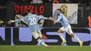 Penyerang Lazio, Pedro (kanan) melakukan selebrasi setelah mencetak gol ke gawang Napoli pada pertandingan lanjutan Liga Serie A Italia di stadion Olimpiade Roma, Senin (28/2/2022). Napoli menang tipis atas Lazio 2-1. (Alfredo Falcone/LaPresse via AP)