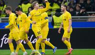 Pemain Bodo/Glimt Jens Petter Hauge (tengah) merayakan gol bersama rekan-rekannya pada laga play-off Liga Champions antara Inter vs Bodo/Glimt di San Siro, Milan, Italia, Selasa, 24 Februari 2026. (AP Photo/Luca Bruno)