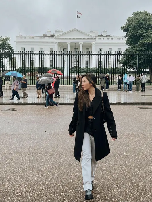 <p>Bergaya di depan White House, Jessica Mila terlihat mengenakan crop top hitam yang ditumpuknya lagi dengan long coat yang juga berwarna hitam. Ia memadukan penampilan kasualnya ini dengan celana jeans abu-abu, shoulder bag dan army boots. Foto: Instagram.</p>