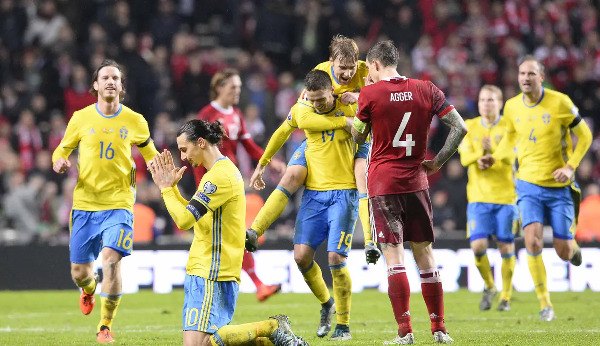 Pemain Swedia, Zlatan Ibrahimovic, merayakan kemenangan atas Denmark dalam laga Kualifikasi Piala Eropa 2016 di Stadion Parken, Kopenhagen, Rabu (18/11/2015) dini hari WIB. (AFP Photo/Jonathan Nackstrand)