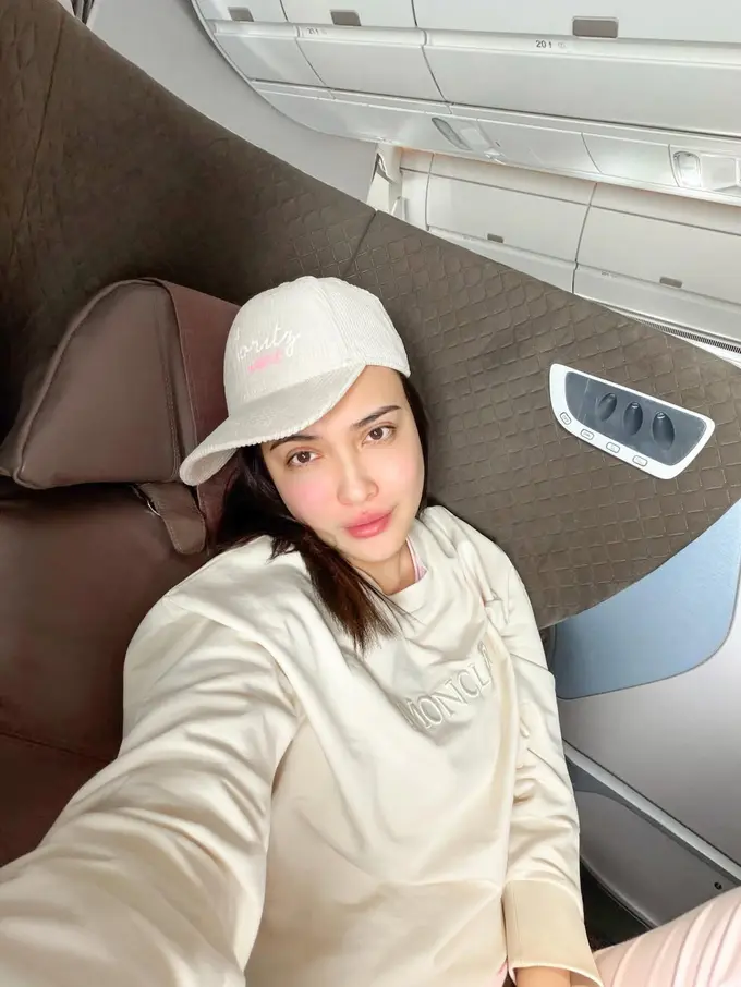 Shandy Aulia Tampil Cantik Natural dengan Bare Face di Pesawat, Terlihat Kece dengan Tas Chanel Rp130 Jutaan
