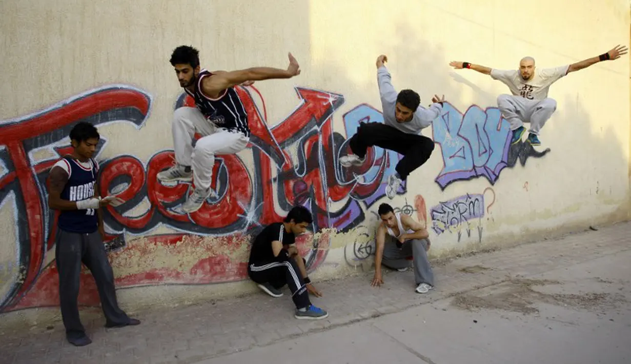 Olahraga Parkour ini ditemukan oleh David Belle di Perancis tahun 90-an. Kemudian mulain berkembang di Inggris tahun 2000, Irak, Rabu (14/05/2014) (AFP PHOTO/HAIDER HAMDANI).