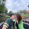 Naik perahu di sebuah sungai di Belanda, Ifan dan Citra Monica yang sama-sama mengenakan busana bernuansa hijau ini tampil bergitu mesra nan romantis. Momen seperti ini tentu menjadi salah satu kenangan indah saat liburan bersama yang harus diabadikan. (Liputan6.com/IG/@ifanseventeen)