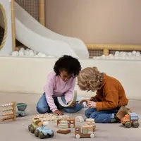 Pendidikan Waldorf mengajak anak belajar lewat bermain, seni, dan alam tanpa tekanan akademik.  (Foto/Dok: Freepik)