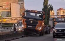 Truk Tabrak Separator Busway di S Parman Jakbar, Lalu Lintas Tersendat Pagi Ini