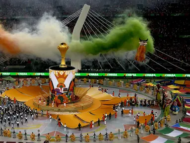 Kemeriahan pesta pembukaan Piala Afrika 2023 yang berlangsung di Stadion Alassane Ouattara Olympic, Abidjan, Pantai Gading, Minggu (14/01/2024) dini hari WIB. (AP Photo/Sunday Alamba)