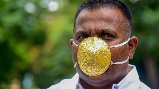 Masker terbuat dari emas. (AFP)