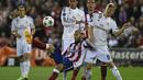 Kokohnya pertahanan Real Madrid membuat Atletico Madrid tak memiliki banyak peluang mencetak gol. Tercatat, Los Rojiblancos hanya melepaskan dua sepakan on target dari delapan kali kesempatan. (AFP PHOTO/PIERRE-PHILIPPE MARCOU)