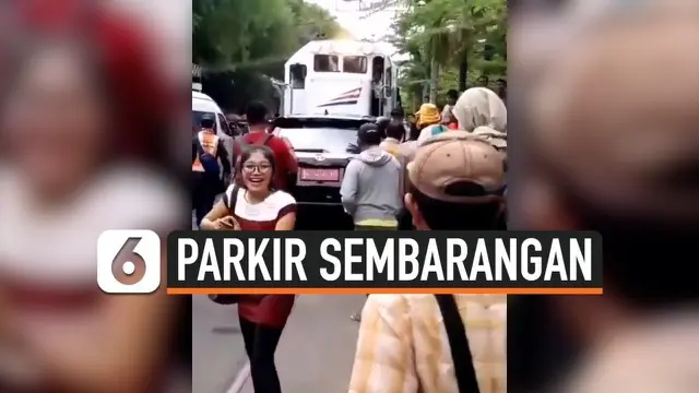 VIDEO: Parkir di Atas Rel Kereta Api, Pemilik Mobil Tuai Sorakan Warga