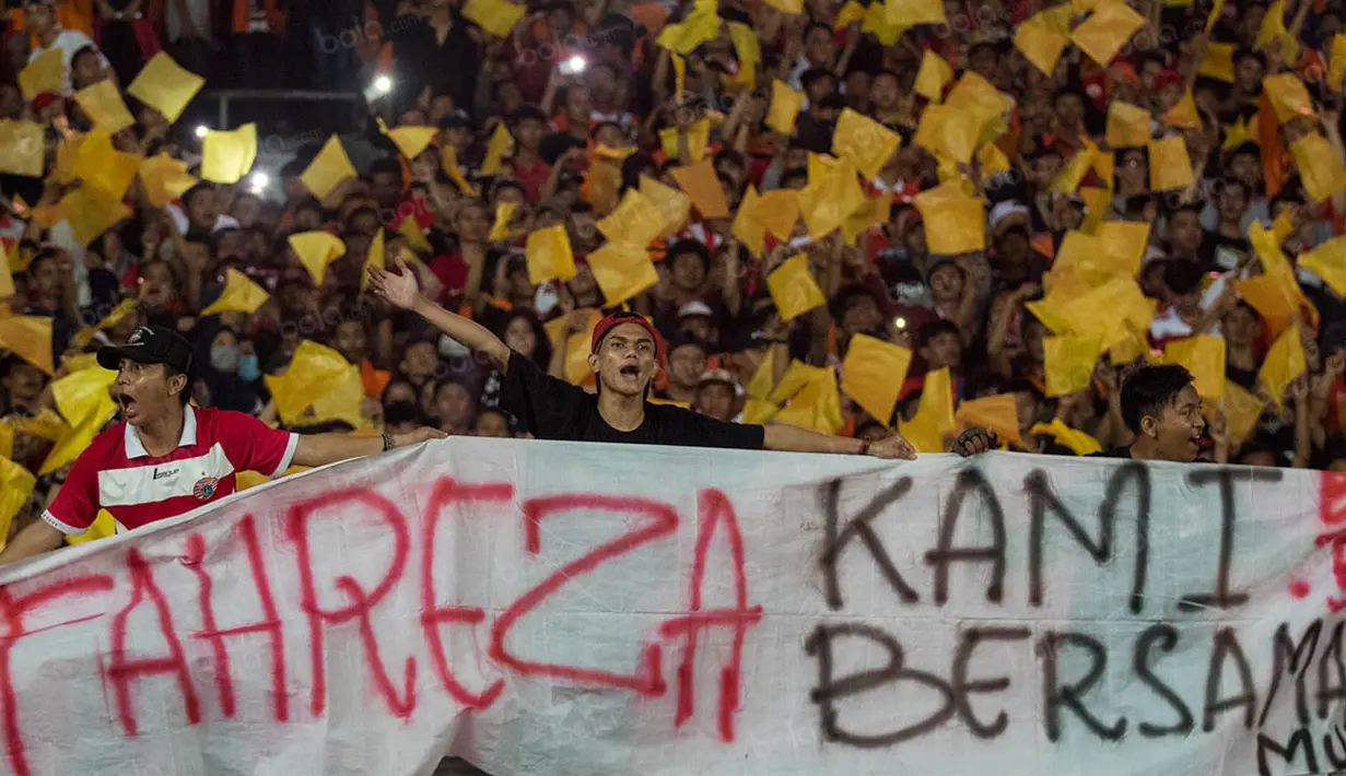 Suporter Persija, The Jakmania, membentangkan spanduk mengenang almarhum Fahreza saat laga Torabika Soccer Championship 2016 melawan PS TNI di SUGBK, Jakarta, Jumat (11/6/2016). Persija berhasil menang 1-0 atas PS TNI. (Bola.com/Vitalis Yogi Trisna)