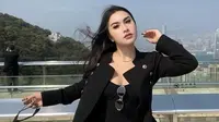 Audrey mengenakan outer blazer hitam senada dengan innernya. Tampak ia melengkapinya dengan kalung emas tanpa liontin.  [@audrey.davis]