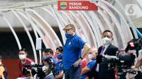 Pelatih Persib Bandung, Robert Alberts, mengamati permainan anak asuhnya saat melawan Persija Jakarta pada laga final Piala Menpora 2021 di Stadion Maguwoharjo, Sleman, Kamis (22/4/2021). Persija menang dengan skor 2-0. (Bola.com/M Iqbal Ichsan)