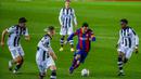 Pemain Barcelona Lionel Messi (kedua kanan) mengontrol bola yang dikelilingi para pemain Levante pada pertandingan La Liga Spanyol di Stadion Camp Nou, Barcelona, Spanyol, Minggu (13/12/2020). Barcelona menang 1-0. (AP Photo/Joan Monfort)