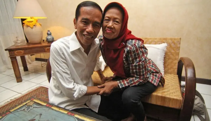Di Hari Ibu kali ini, yuk kita simak deretan foto Presiden Jokowi yang memperlihatkan bakti seorang anak pada ibundanya.