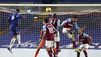 Pemain Chelsea Thiago Silva, kiri, menyundul bola untuk mencetak gol pertama pada laga Liga Inggris antara Chelsea dan West Ham di Stamford Bridge, London, Senin, 21 Desember 2020. (Foto AP / Clive Rose, Pool)