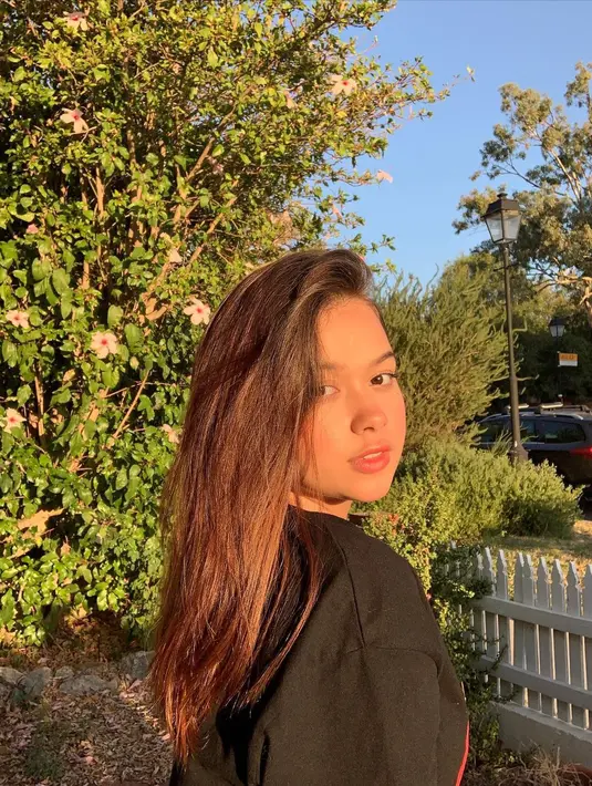 Tak hanya permainan warna rambut belang, Rebecca Klopper juga mengkreasikan warna rambutnya dengan warna cokelat. Namun gaya rambutnya kali ini mempertahankan gradasi warna natural rambut hitamnya. (Liputan6.com/IG/@rklopperr).